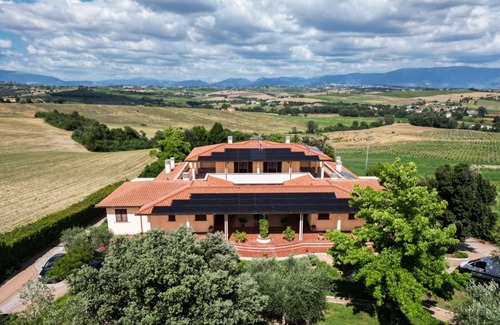 Gualdo Cattaneo Apartment | Holiday Apartment "Villa Rita - Rosa" with Mountain View, Shared Pool & Wi-Fi