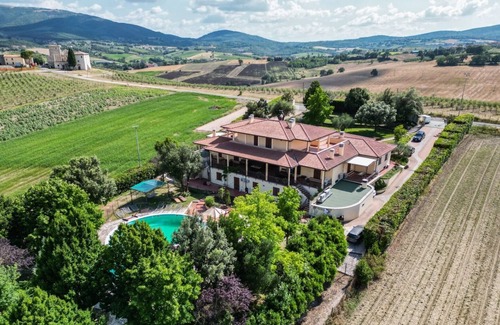 Gualdo Cattaneo Apartment | Holiday Apartment "Villa Rita - Ortensia" with Mountain View, Fenced Pool & Wi-Fi