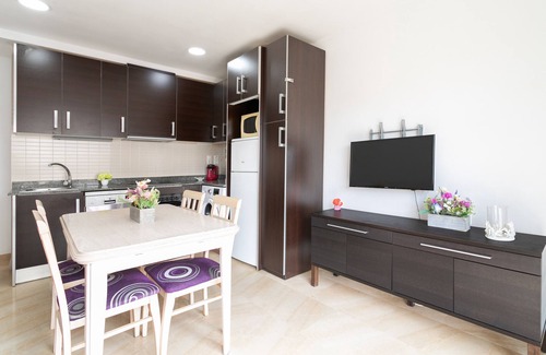 Elche Apartment | Holiday Apartment "10 Minutos De La Playa" with Wi-Fi
