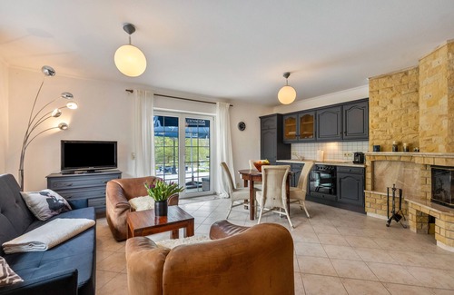 Groß Lindow Apartment | Holiday Apartment 'Am Wasser' with Lake View, Shared Terrace and Wi-Fi