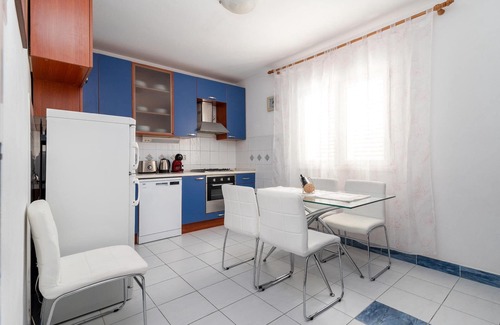 Arbanija Apartment | Holiday apartment Arbanija for 1 - 5 persons with 2 bedrooms - Row house