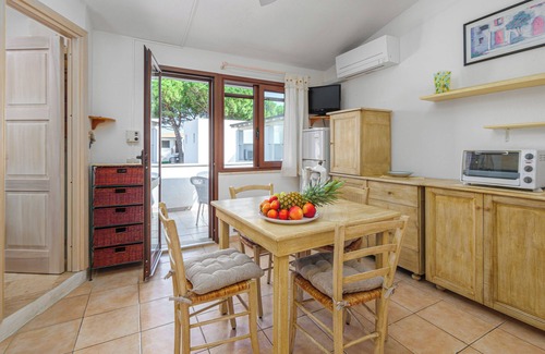 La Conia Apartment | Holiday Apartment 'Blue House Laconia' with Sea View, Balcony & Air Conditioning