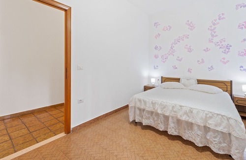 Gonnesa Apartment | Holiday Apartment "Casa Letizia" with Shared Garden & A/C