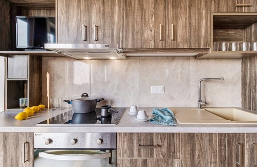 Tsoukaladhes Apartment | Holiday Apartment 'Deluxe King Suite 6' with Sea View, Shared Pool & Wi-Fi