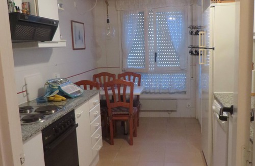 Torredembarra Apartment | Holiday apartment directly on the beach, family-friendly, well-maintained complex with pool