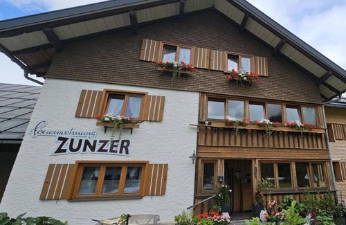 Mittelberg House | Holiday Apartment in Mittelberg with Wifi