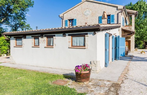 Mondavio Apartment | Holiday apartment in Agriturismo Tiziana with large pool in Mondavio, 20 km from the sea