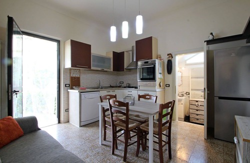 Massa Apartment | Holiday Apartment in Massa with 2 bedrooms sleeps 4