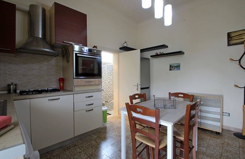 Massa Apartment | Holiday Apartment in Massa with 2 bedrooms sleeps 4