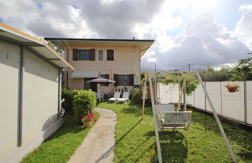 Massa Apartment | Holiday Apartment in Massa with 2 bedrooms sleeps 4