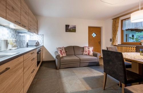 Valle Aurina Apartment | Holiday Apartment 'Rauchkofel' with Shared Whirlpool & Garden