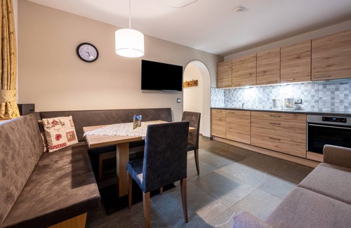 Valle Aurina Apartment | Holiday Apartment 'Rauchkofel' with Shared Whirlpool & Garden