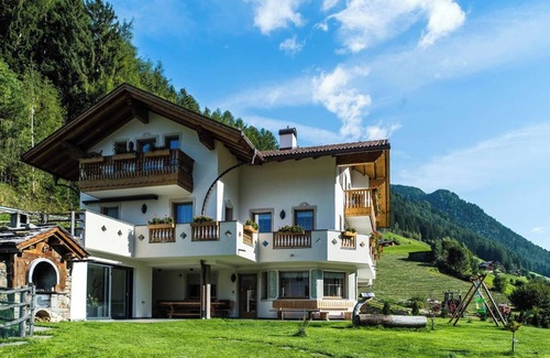 Valle Aurina Apartment | Holiday Apartment 'Schwarzenstein' with Shared Whirlpool & Garden