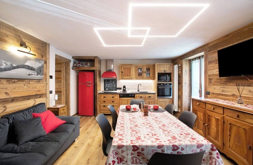 Courmayeur Apartment | Holiday Apartment 'Jorasses La Maison de Courma' with Mountain View & Wi-Fi