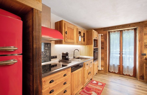 Courmayeur Apartment | Holiday Apartment 'Jorasses La Maison de Courma' with Mountain View & Wi-Fi