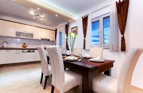 Istok House | Holiday apartment Makarska for 1 - 12 persons with 6 bedrooms - Holiday house