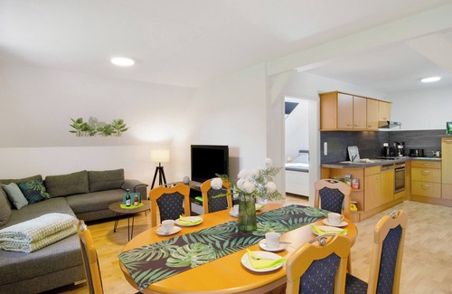 Apen Apartment | Holiday Apartment Otte with Shared Terrace, Private Garden and Wi-Fi