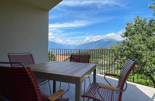 Vollan Apartment | Holiday Apartment 'Plattwies' with Mountain View, Private Terrace and Wi-Fi
