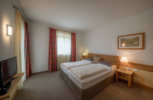 Santa Valburga Apartment | Holiday Apartment 'Pöder Alplahner' with Mountain View, Balcony, Shared Garden & Wi-Fi