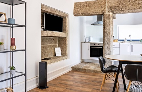 Cardielos Apartment | Holiday Apartment 'Casa do Mestre T2' with Mountain View, Pool & Wi-Fi