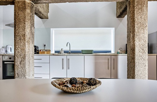 Cardielos Apartment | Holiday Apartment 'Casa do Mestre T2' with Mountain View, Pool & Wi-Fi