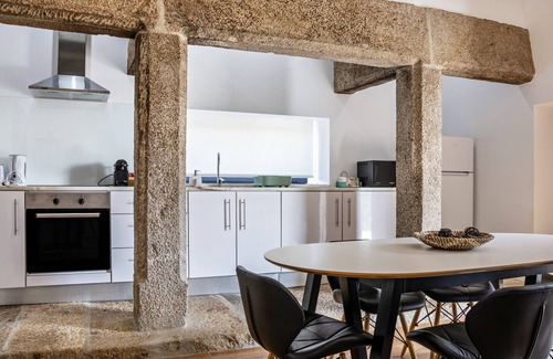 Cardielos Apartment | Holiday Apartment 'Casa do Mestre T2' with Mountain View, Pool & Wi-Fi