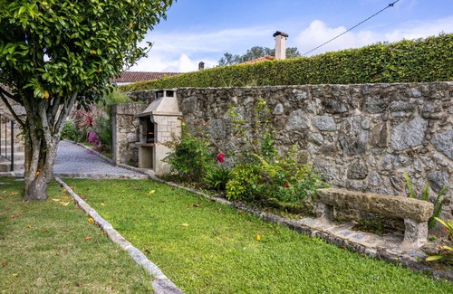 Cardielos Apartment | Holiday Apartment 'Suite Casa do Mestre' with Mountain View, Pool & Wi-Fi