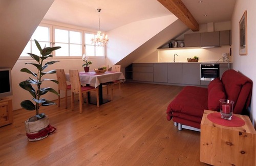 Terlano Apartment | Holiday Apartment "Rosengartnerhof Maultasch" with Mountain View, Shared Pool & Wi-Fi
