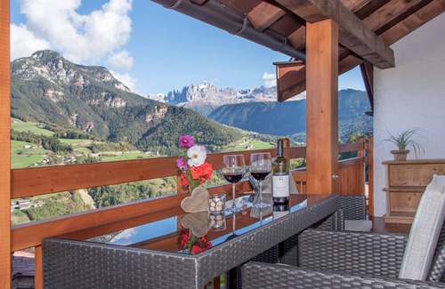 Brie Apartment | Holiday Apartment "Schlern - Heigler Hof" with Mountain View, Wi-Fi, Balcony, Sauna & Terrace