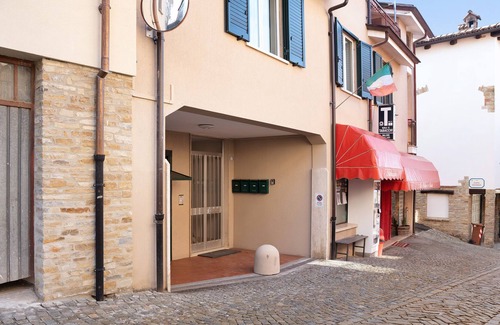 Rodello Apartment | Holiday Apartment "Umberto" with Balcony, A/C & Wi-Fi