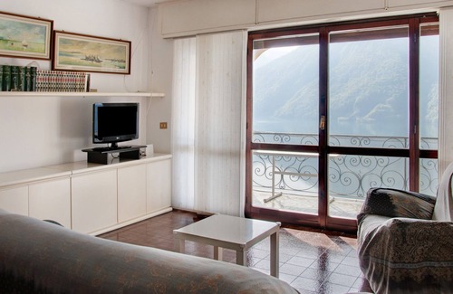 Albogasio Apartment | Holiday Apartment ‘Vista Lago di Lugano'' directly by the Lake with Balcony