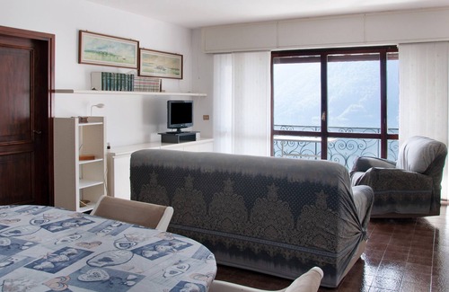 Albogasio Apartment | Holiday Apartment ‘Vista Lago di Lugano'' directly by the Lake with Balcony