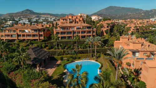 New Golden Mile Apartment | Holiday apartment with private garden, barbecue and pool, Benahavís