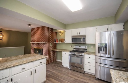 Peoria House | HOLIDAY DISCOUNT, WATER FRONT! CLOSE TO THE MALL! PERFECT FOR HOLIDAY GETAWAY!