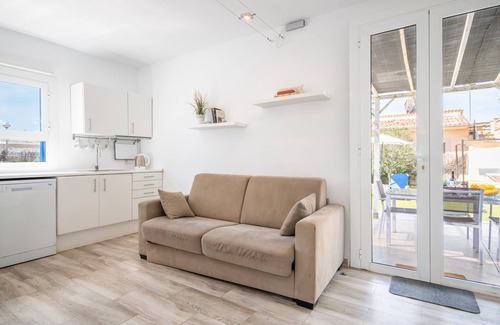 Urbanizacion S'Estanyol House | Holiday Home 'Cozy Little House Close To The Sea' with Private Terrace, Wi-Fi and Air Conditioning