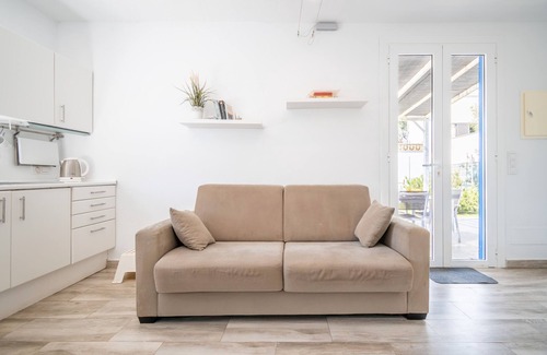 Urbanizacion S'Estanyol House | Holiday Home 'Cozy Little House Close To The Sea' with Private Terrace, Wi-Fi and Air Conditioning