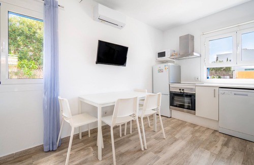 Urbanizacion S'Estanyol House | Holiday Home 'Cozy Little House Close To The Sea' with Private Terrace, Wi-Fi and Air Conditioning