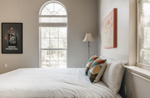 East Cesar Chavez House | Holiday Escape- Pool, King Beds & Christmas New Year Ready