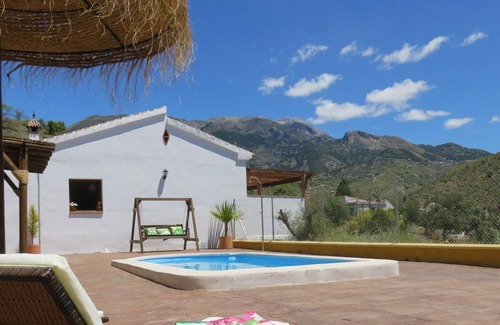 Canillas de Aceituno House | Holiday Home 'Casa Clara' with Beautiful Views, Pool, Terrace & Wi-Fi