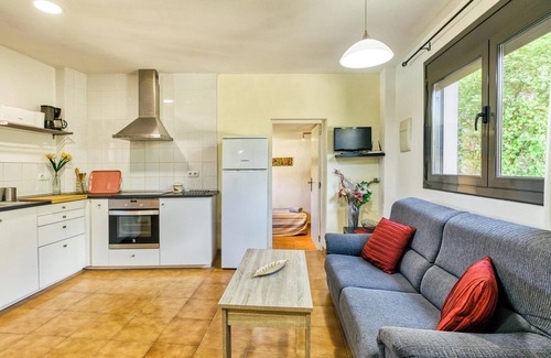 Torroella de Montgri Apartment | Holiday Home 'Castell del Montgrí Baix' with Mountain Views and Wi-Fi