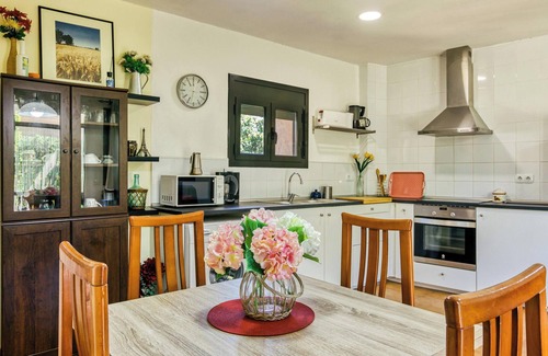 Torroella de Montgri Apartment | Holiday Home 'Castell del Montgrí Baix' with Mountain Views and Wi-Fi