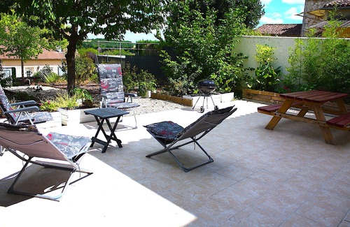 Beaumont-du-Perigord House | Holiday Home with private garden and terrace in Beaumont-du-Perigord