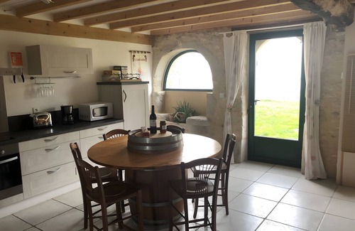 Saint-Genes-de-Blaye House | Holiday Home 'Chai Crann Piorra' with Private Terrace, Shared Garden and Wi-Fi