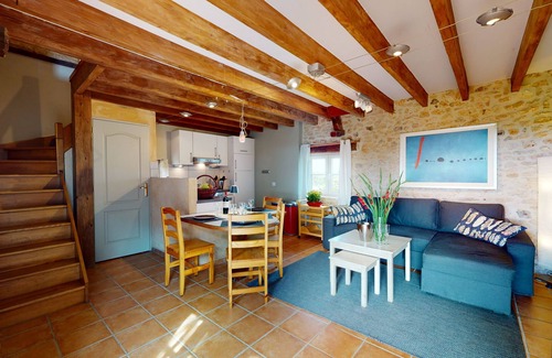 Sainte-Foy-de-Longas House | Holiday Home 'Le Sabotier' with Private Garden and Wi-Fi