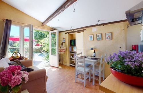 Sainte-Foy-de-Longas House | Holiday Home 'Le Forgeron' with Private Garden and Wi-Fi