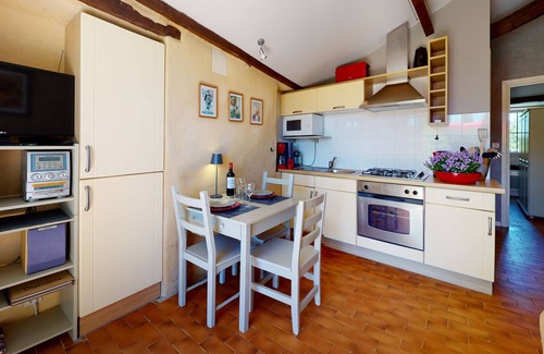 Sainte-Foy-de-Longas House | Holiday Home 'Le Forgeron' with Private Garden and Wi-Fi
