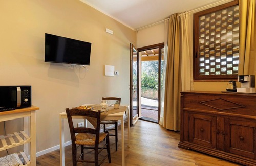 Barberino di Mugello House | Holiday Home 'Iris' with Shared Garden, Wi-Fi and Air Conditioning
