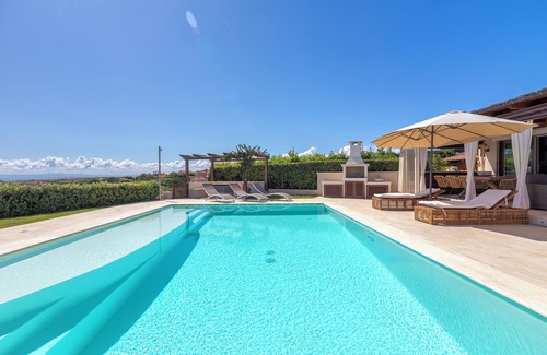 Punta De Su Turrione House | Holiday Home 'Flora Sea View' with Sea View, Wi-Fi and Air Conditioning
