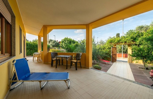 San Giovanni Suergiu House | Holiday Home 'San Giovanni' with Private Terrace, Wi-Fi and Air Conditioning