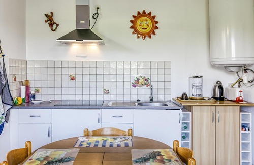 Bellcaire d'Emporda House | Holiday Home 'Casa Pepita' with Shared Pool, Private Terrace and Wi-Fi